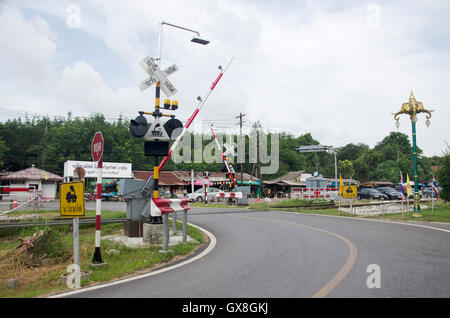 Schiene Bahnübergang Schranken Ang Zeichen des Zuges am Wat Chang Hai Ratburanaram Luang Pu Thuat auf 13. Juli 2016 in Pattani souther Stockfoto