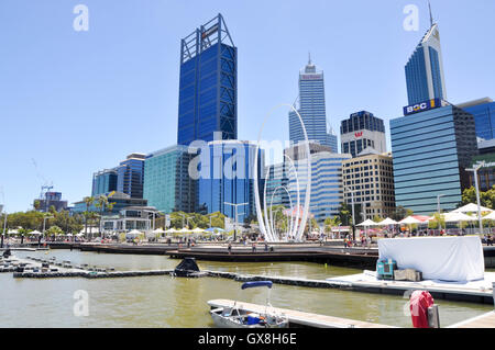 Perth, WA, Australien-Februar 13, 2016:Perth Stadtbild mit Elizabeth Kai Swan River Inlet, Marina, Skulptur und Touristen in Western Australia. Stockfoto