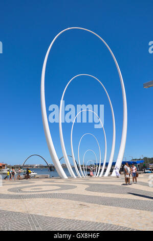 Perth, WA, Australia-February 13,2016: Spanda Skulptur auf dem Vorland von Elizabeth Kai mit Touristen in Perth, Western Australia. Stockfoto