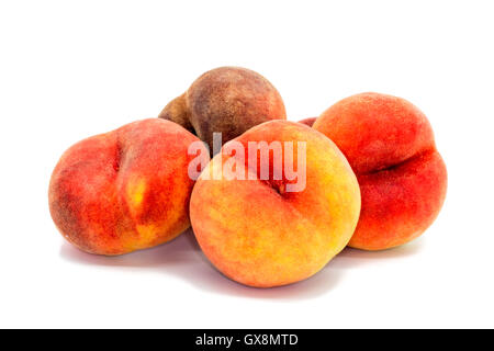 Donut geformte reife Pfirsiche hautnah auf weiß. Stockfoto