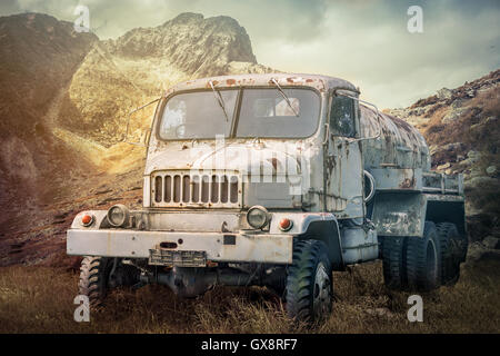 LKW auf dramatische Himmel Stockfoto