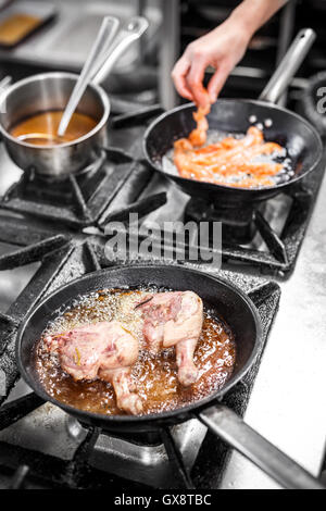 Zwei Gänse Trommelstock Braten in einer Pfanne Stockfoto