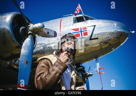 Goodwood Sussex UK 11. September 2016 Besucher auf dem Goodwood Revival gekleidet wie ein zweiter Weltkrieg Pilot Posen mit einem Dakota DC Stockfoto