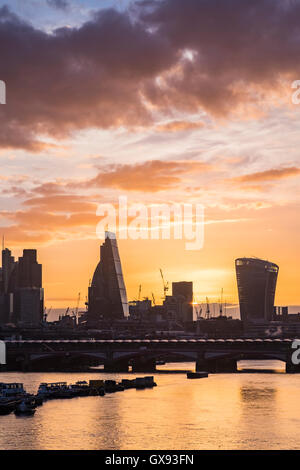 Sonnenaufgang über der City of London & Themse, London, England, Großbritannien Stockfoto