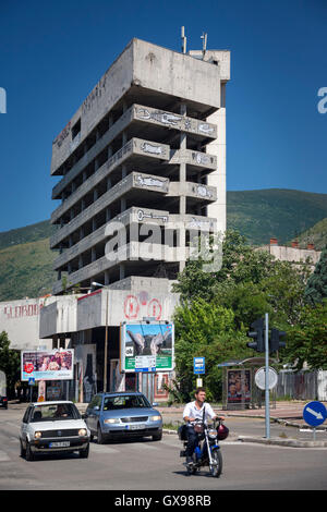 Im Zentrum von Mostar ist ein Gebäude nach dem Krieg in Bosnien und Herzegowina geschlossen ein Hotspot für Streetart geworden. Stockfoto