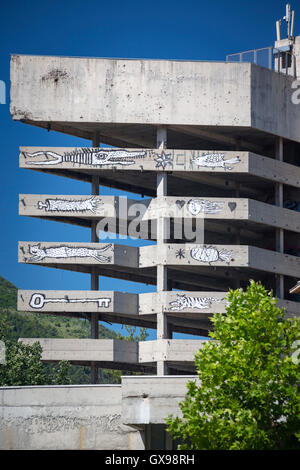 Im Zentrum von Mostar ist ein Gebäude nach dem Krieg in Bosnien und Herzegowina geschlossen ein Hotspot für Streetart geworden. Stockfoto