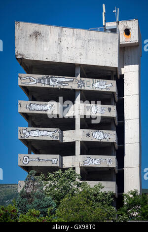 Im Zentrum von Mostar ist ein Gebäude nach dem Krieg in Bosnien und Herzegowina geschlossen ein Hotspot für Streetart geworden. Stockfoto