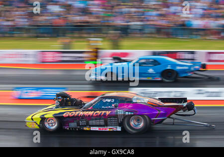 Pro Mod Drag Racing in Santa Pod. Bruno Bader in seinem Chevrolet Corvette V Michael Gullqvist in seinem Chevrolet Camaro jenseits. Stockfoto