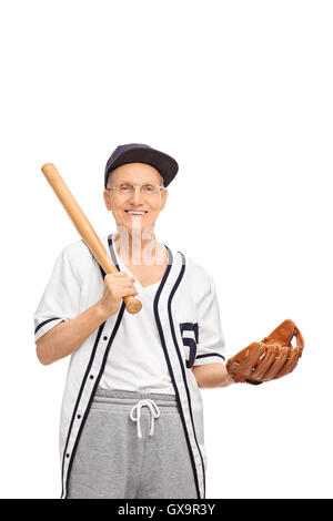 Lächelnde Senior in einem Baseball Trikot posieren mit einem Baseballschläger und ein Handschuh isoliert auf weißem Hintergrund Stockfoto