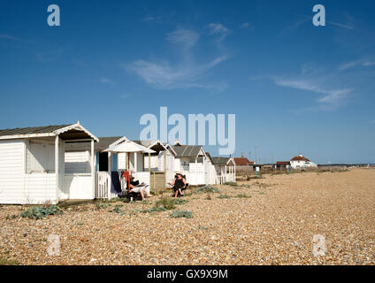 Zwei Frauen genießen einen ruhigen Tag in einer Strandhütte an Normannen Bay East Sussex, UK Stockfoto