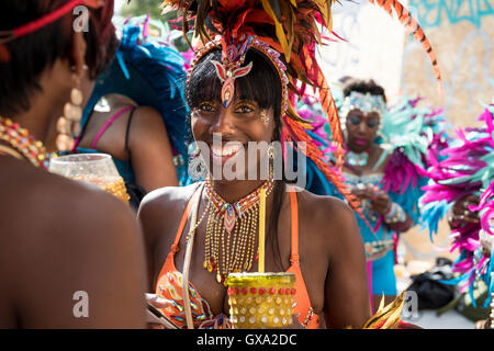 Lächelnd einheimischer hält eine wulstige Drink Cup in Notting Hill Carnival Stockfoto