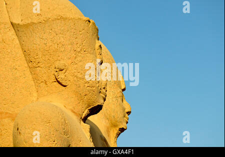 Kolossale Statuen am Hof des Cachette von Bezirk von Amun-Re in Karnak Tempel, Luxor, Ägypten Stockfoto