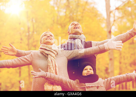 glückliche Familie Spaß im Herbst park Stockfoto