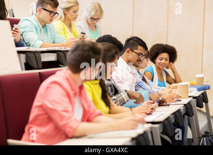 Gruppe von Studenten mit Kaffee auf Vorlesung schreiben Stockfoto