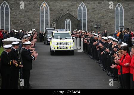 Die Beerdigung von Küstenwache Freiwilligen Caitriona Lucas findet statt in der Kirche St. Brigid in Liscannor, Co. Clare, Irland. Stockfoto