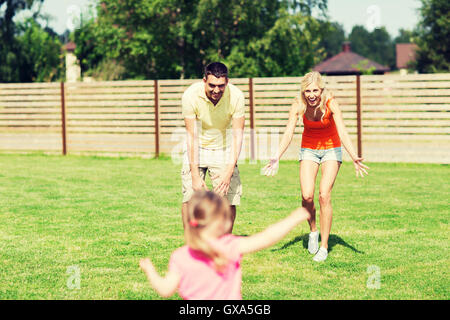 glückliche Familie spielen im freien Stockfoto