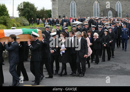 Die Beerdigung von Küstenwache Freiwilligen Caitriona Lucas findet statt in der Kirche St. Brigid in Liscannor, Co. Clare, Irland. Stockfoto