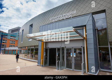 Southampton General Hospital (auch bekannt als University Hospital Southampton) Foto vom neuen Haupteingang geöffnet Juli 2016 Stockfoto