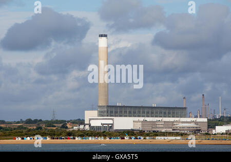 Jetzt geschlossen Fawley Kraftwerk überragt Strandhütten auf Calshot Strand Stockfoto