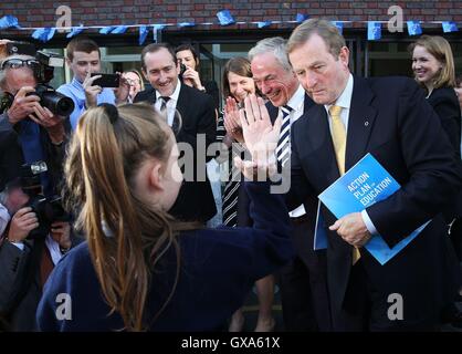 Taoiseach Enda Kenny (rechts) und Minister für Bildung und Fähigkeiten Richard Bruton erreichen St. Brigid Schule in Dublins Innenstadt für den Start des Aktionsplans für Bildung. Stockfoto