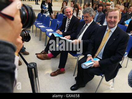 Taoiseach Enda Kenny (rechts) mit Staatsminister für Ausbildung, Qualifikation und Innovation John Halligan (Mitte) und Minister für Bildung und Fähigkeiten Richard Bruton, bei Ankunft in St. Brigid Schule in Dublins Innenstadt für den Start des Aktionsplans für Bildung. Stockfoto