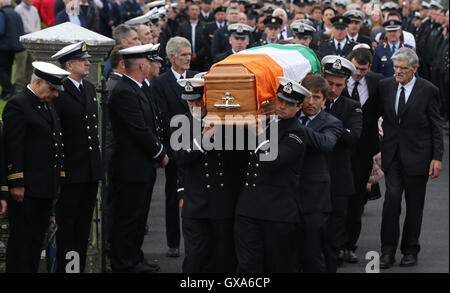 Die Beerdigung von Küstenwache Freiwilligen Caitriona Lucas findet statt in der Kirche St. Brigid in Liscannor, Co. Clare, Irland. Stockfoto