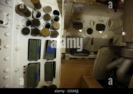 Das Innere der ein Replikat Mark IV Weltkrieg einen Panzer im Bovington Tank Museum in Dorset. Stockfoto