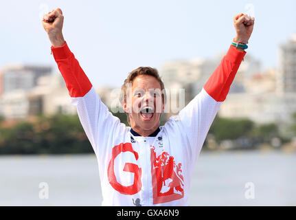 Großbritanniens Emma Wiggs feiert Gewinn der Goldmedaille bei der Siegerehrung für Damen KL2 im Lagoa Stadium während der achte Tag der Rio Paralympischen Spiele 2016 in Rio De Janeiro, Brasilien. Stockfoto