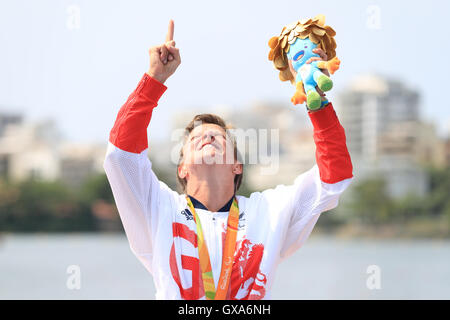 Großbritanniens Emma Wiggs feiert Gewinn der Goldmedaille bei der Siegerehrung für Damen KL2 im Lagoa Stadium während der achte Tag der Rio Paralympischen Spiele 2016 in Rio De Janeiro, Brasilien. Stockfoto