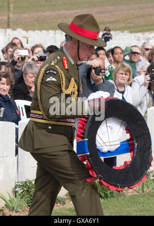 Der Prince Of Wales legt einen Kranz, wie er die New Zealand Somme Gedenkfeiern bei Caterpillar Tal Commonwealth War Graves Kommission Cemetery in Longueval, Frankreich, zum 100. Geburtstag des ersten Weltkrieges Konflikts besucht. Stockfoto