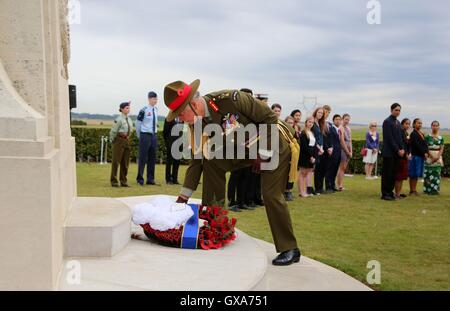 Der Prinz von Wales, Feldmarschall der Neuseeland Armee, legt einen Kranz am New Zealand Schlachtfeld Denkmal in Longueval, Frankreich. Stockfoto