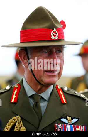 Der Prinz von Wales, Feldmarschall der Neuseeland Armee, legt einen Kranz am New Zealand Schlachtfeld Denkmal in Longueval, Frankreich. Stockfoto