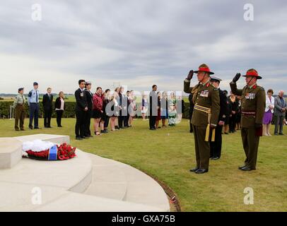 Der Prinz von Wales, Feldmarschall der Neuseeland Armee, legt einen Kranz am New Zealand Schlachtfeld Denkmal in Longueval, Frankreich. Stockfoto