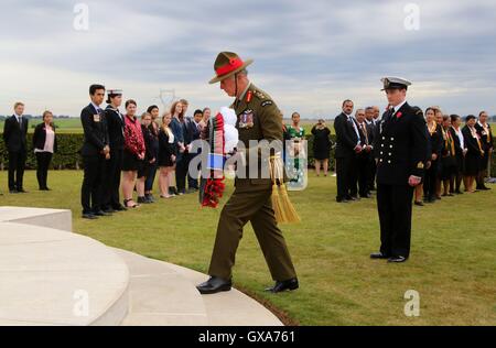 Der Prinz von Wales, Feldmarschall der Neuseeland Armee, legt einen Kranz am New Zealand Schlachtfeld Denkmal in Longueval, Frankreich. Stockfoto