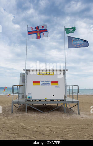 Rettungsschwimmer Hütte am Strand von Weymouth, Dorset, Großbritannien Stockfoto