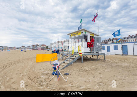 Rettungsschwimmer Hütte am Strand von Weymouth, Dorset, Großbritannien Stockfoto