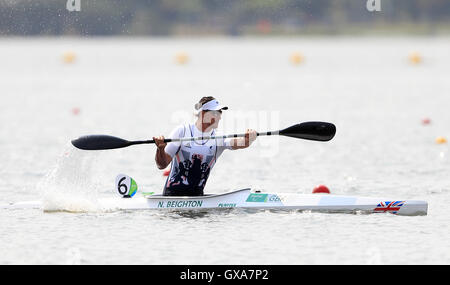 Der Brite Nick Beighton auf dem Weg zum gewinnen Bronze der Herren-Finale KL2 Lagoa Stadium während der achte Tag der Rio Paralympischen Spiele 2016 in Rio De Janeiro, Brasilien. Stockfoto