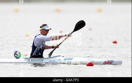 Der Brite Nick Beighton auf dem Weg zum gewinnen Bronze der Herren-Finale KL2 Lagoa Stadium während der achte Tag der Rio Paralympischen Spiele 2016 in Rio De Janeiro, Brasilien. Stockfoto