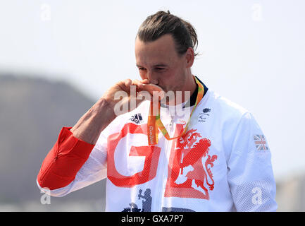 Der Brite Nick Beighton mit seiner Bronzemedaille während der Zeremonie für die Männer KL2 im Lagoa Stadium während der achte Tag der Rio Paralympischen Spiele 2016 in Rio De Janeiro, Brasilien. Stockfoto