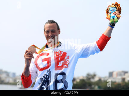 Der Brite Nick Beighton mit seiner Bronzemedaille während der Zeremonie für die Männer KL2 im Lagoa Stadium während der achte Tag der Rio Paralympischen Spiele 2016 in Rio De Janeiro, Brasilien. Stockfoto