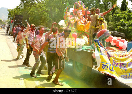 Indien. 15. Sep, 2016. Indische Anhänger tanzen Reflexion mit den Hindu-Gott Ganesha vor einem Umzug, es während Ganesh Chaturthi Festivals einzutauchen. Ganesh Chaturthi Festival, einem 11-tägigen religiöse Volksfest jährlich gefeiert wird in ganz Indien, läuft dieses Jahr vom 5.-15. September und endet mit der Immersion der Idole in das Arabische Meer und lokale Gewässer. Bildnachweis: Shaukat Ahmed/Pacific Press/Alamy Live-Nachrichten Stockfoto