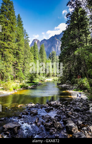 Merced River auf der Suche nach Osten in Richtung Yosemite Valley Stockfoto