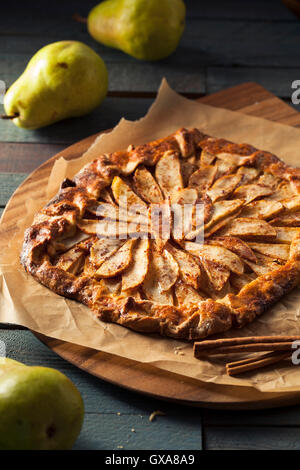 Selbstgemachter Herbst Birne Galette Kuchen mit Zimt-Zucker Stockfoto