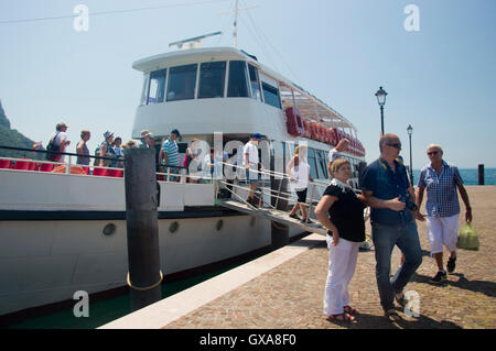 Kommerzielle Fähre, Gardasee, Italien Stockfoto