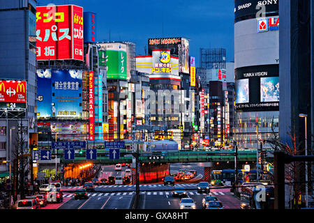 Japan, Honshu-Insel, Kanto, Tokio, Shinjuku Bezirk in der Nacht. Stockfoto