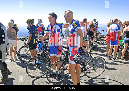 Bei der Ankunft auf dem Gipfel des Mont Ventoux sind Radfahrer zufrieden mit ihrer Leistung Stockfoto