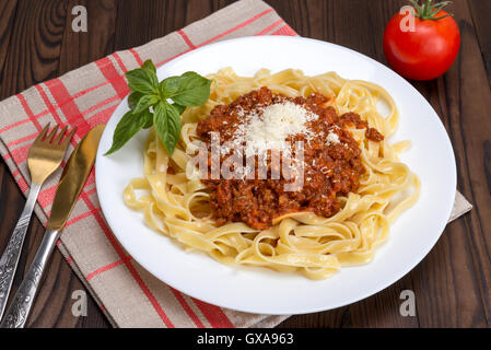 Tagliatelle und Ragu Bolognese - traditionelle italienische Pasta, serviert mit einer Fleisch-Soße aus Bologna, Italien Stockfoto