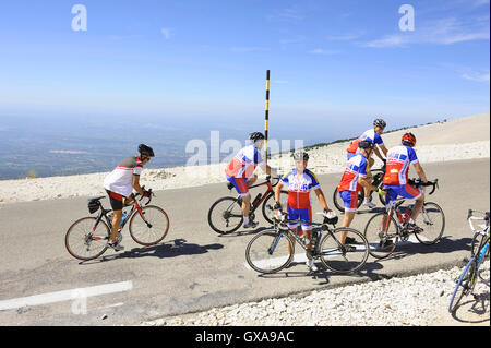 Gruppe von Radfahrern gehen nach einer Pause auf dem Weg zum Gipfel des Mont Ventoux Stockfoto