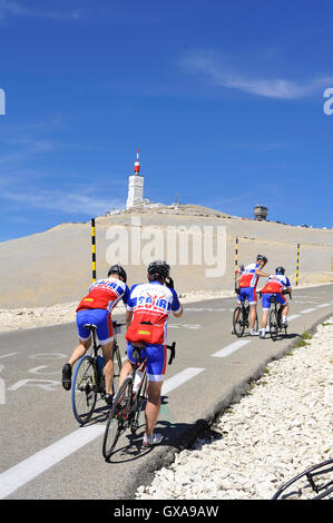 Gruppe von Radfahrern gehen nach einer Pause auf dem Weg zum Gipfel des Mont Ventoux Stockfoto