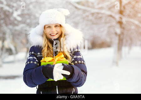 Junges Mädchen mit einem Geschenk in ihren Händen Stockfoto